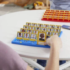 Hasbro Gaming Wie Is Het? -Hasbro 1979989 e4384b5c